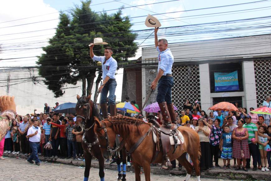 Jinetes de Copán muestran su talento y alegran al público de Santa Rosa de Copán durante el desfile hípico celebrado en la cabecera departamental.