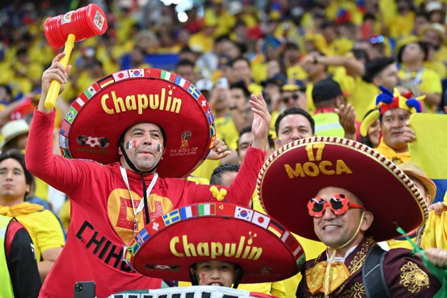 Muchos aficionados mexicanos se hicieron presentes en el estadio Al Bayt, vestidos como El Chapulín Colorado y con sombreros de charros.