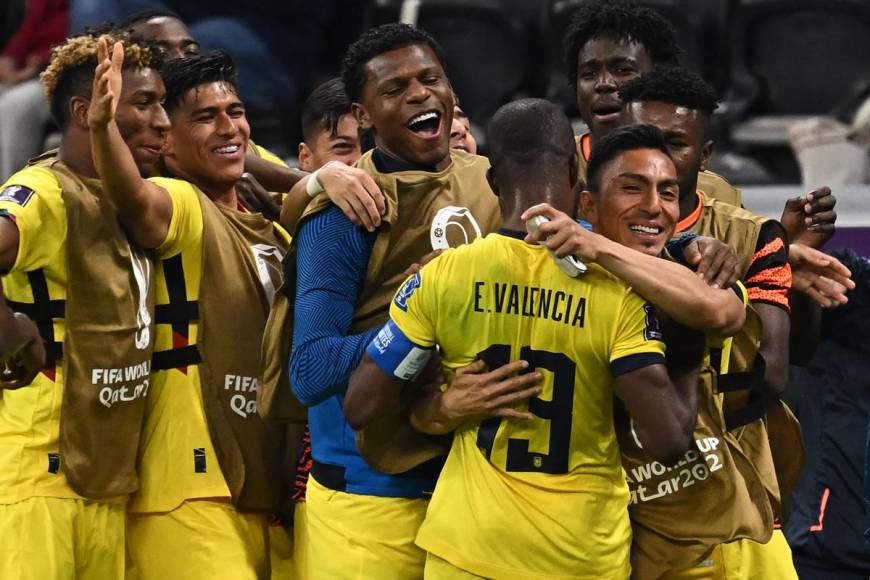 Enner Valencia es felicitado por sus compañeros tras el 0-2 de Ecuador ante Qatar.