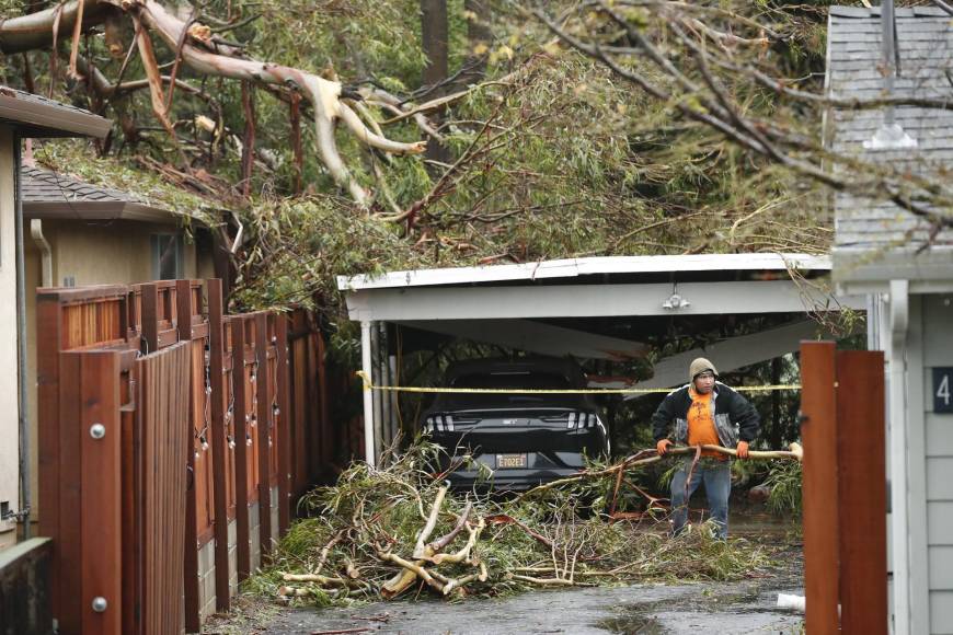 El clima extremo no se limitará a <b>California</b>, dijo el NWS. El sistema que causó las lluvias del martes se abre camino a través del país y es probable que cause tormentas eléctricas en zonas del centro y sur de Estados Unidos.