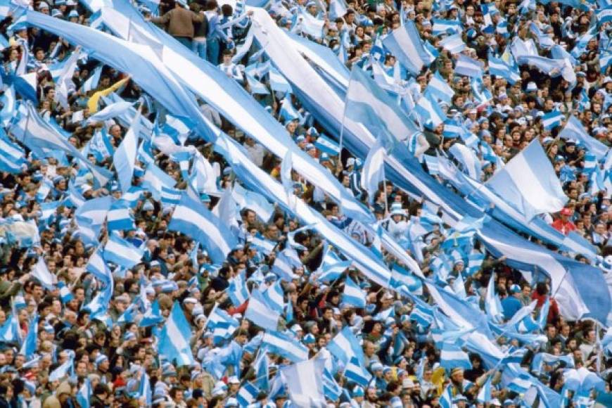 Los argentinos, por ejemplo, engalanaron estadios con su característico colorido. La FIFA las prohibió por posibles mensajes en las mismas.