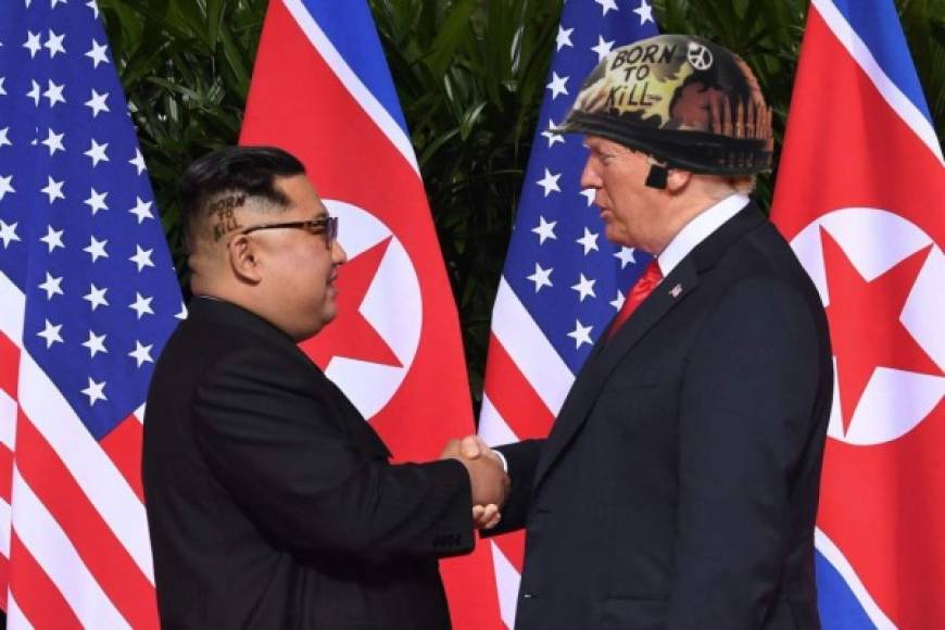 Tras varios meses de insultos y ataques, Trump y Kim Jong-un se estrecharon la mano ante millones de personas que seguían el histórico encuentro en las redes sociales y medios de comunicación.