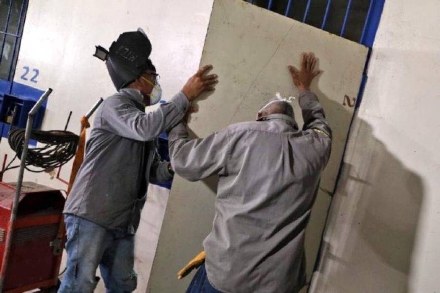 La orden fue ratificada por Bukele que compartió imágenes en redes sociales del sellamiento de las celdas de los pandilleros con enormes placas de metal.
