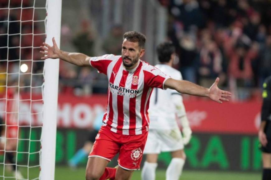 Christian Stuani: Delantero uruguayo y goleador del Girona, club que milita en la segunda división de España. El Diario Marca lo coloca como un fuerte candidato para llegar al FC Barcelona; cuenta con 33 años de edad.