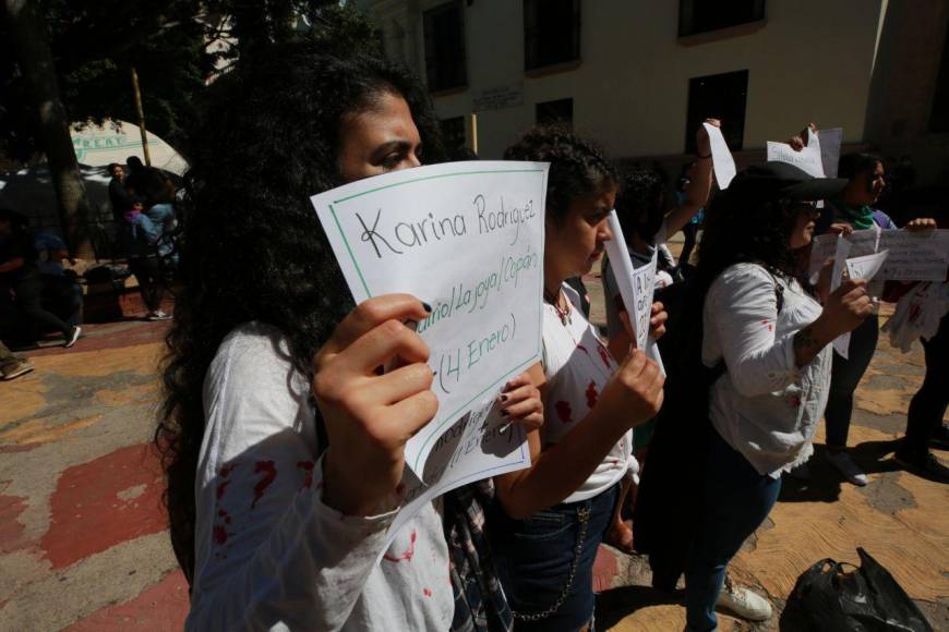 En la protesta, las féminas pidieron justicia por casos emblemáticos contra mujeres hondureñas que han asesinadas y cuyos casos aún siguen en la impunidad. 