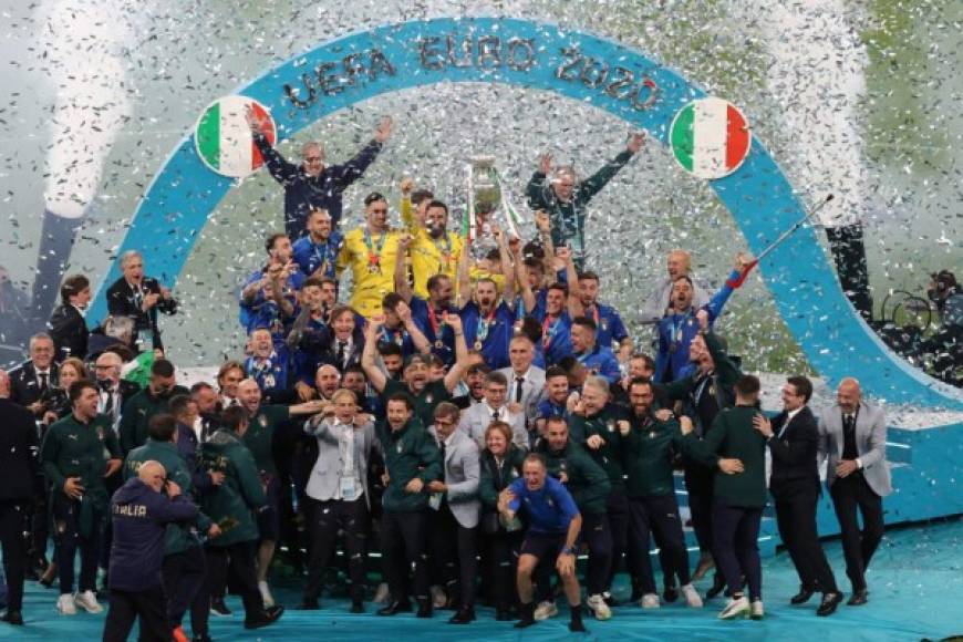 Italia se consagró campeona de la Eurocopa al vencer en tanda de penales a Inglaterra y por lo tanto es la selecciona que cuenta con más futbolistas en el 11 ideal.