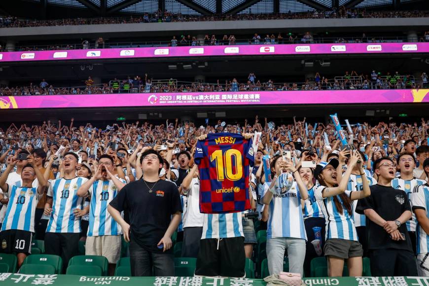 Los aficionados chinos demostraron su pasión por Lionel Messi. El astro argentino fue el jugador más aclamado. 