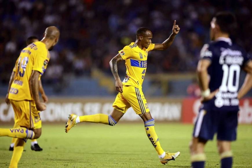 El colombiano Luis Quiñones celebrando su gol tras el errorazo de Marlon Licona.