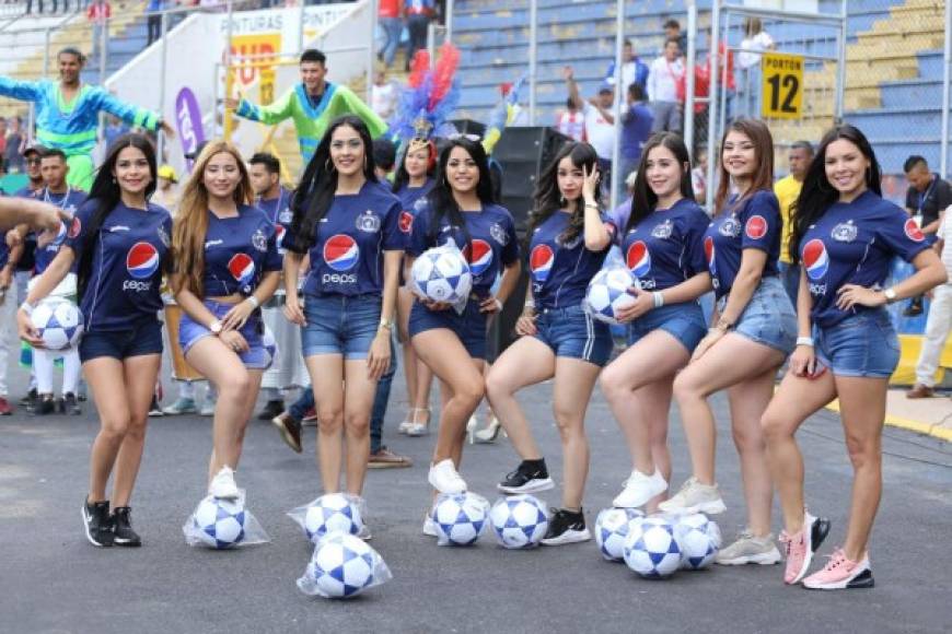 Bellas chicas con la camiseta del Motagua en la pista del estadio Nacional.