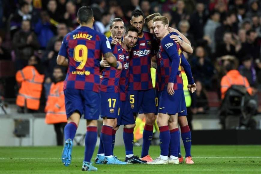Messi es felicitado por sus compañeros tras el segundo gol que marcó.