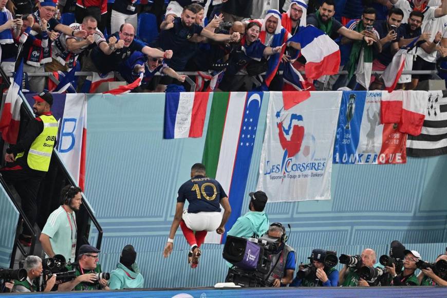 Kylian Mbappé enloqueció en su celebración, saltó la valla publicitaria para ir a festejar con los aficionados que estaban en ese lado del estadio 974.