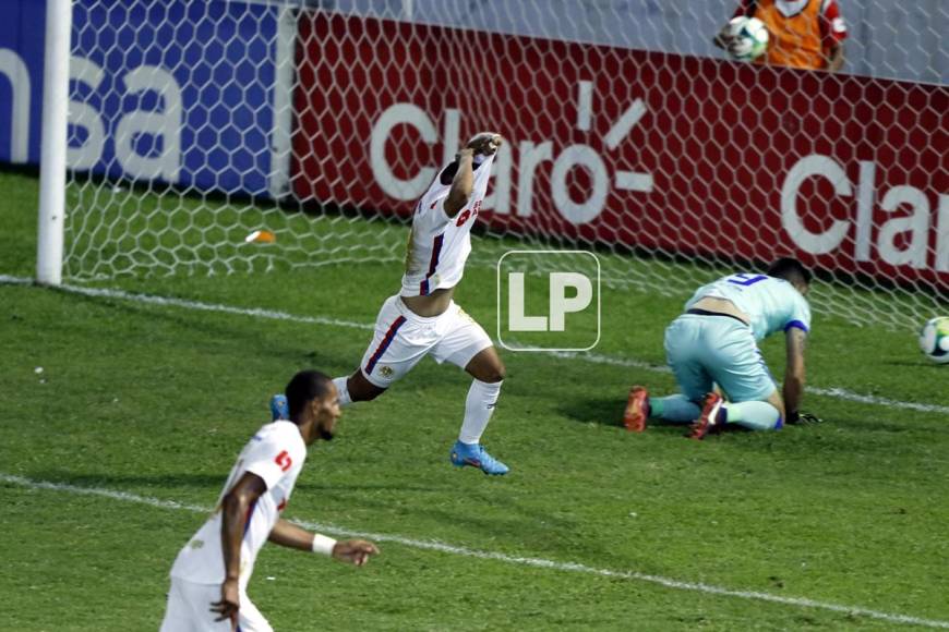 Michaell Chirinos amagó con quitarse la camiseta para celebrar su gol que siginificó el 3-0 ante Motagua, pero finalmente decidió no hacerlo.