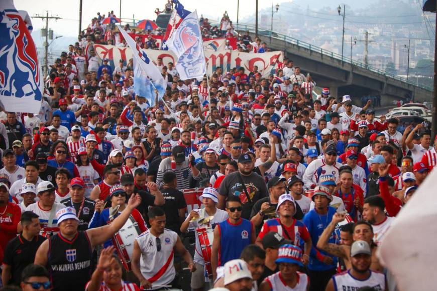 Miles de hinchas del conjunto Albo se reunieron en las calles capitalinas para el banderazo antes del espectáculo en el Nacional. 