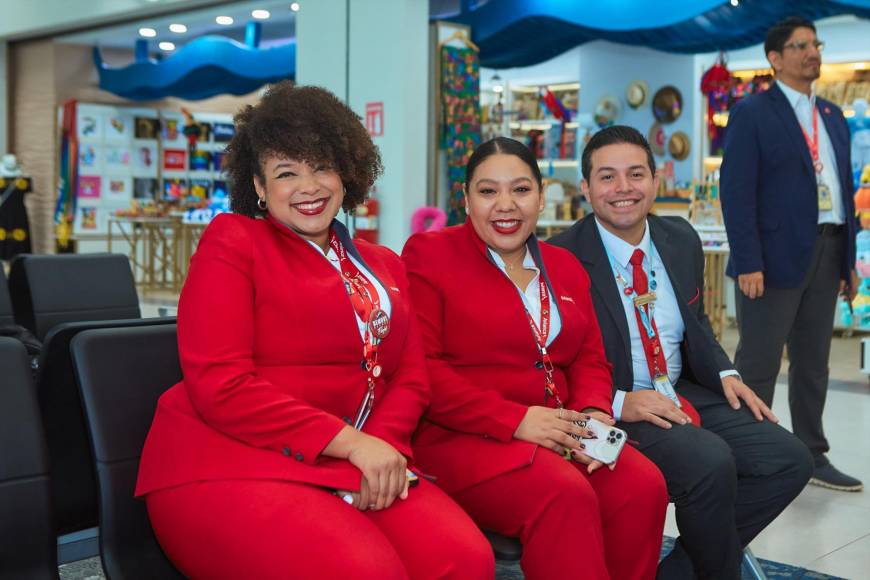 El personal de Avianca durante los actos en el aeropuerto Internacional de Palmerola. 