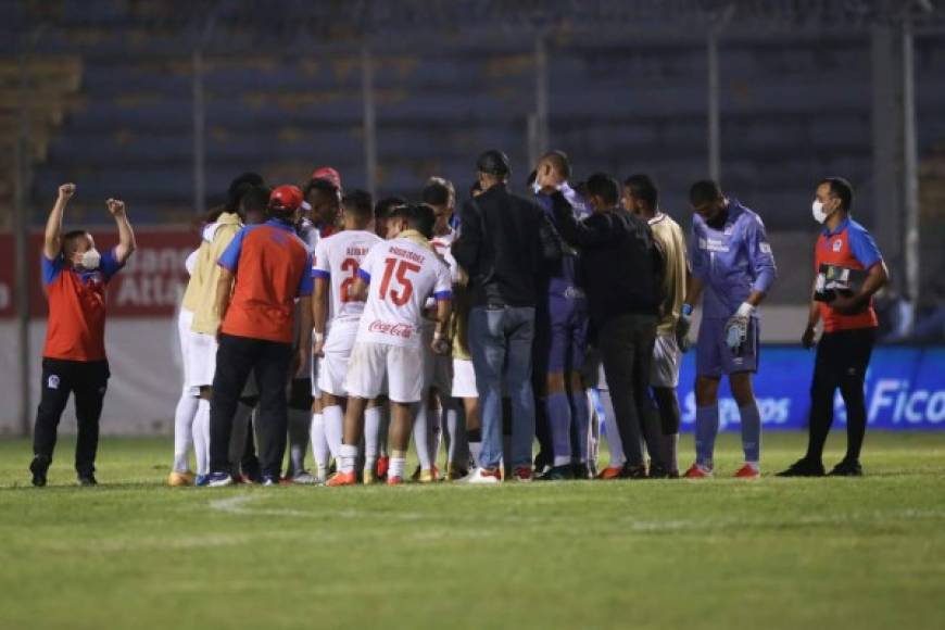 Los jugadores y cuerpo técnico del Olimpia celebraron en el campo tras ganar al Real España.