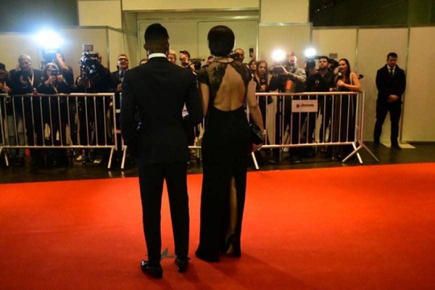 Samuel Eto'o y su esposa en el momento de su llegada. FOTO TWITTER.
