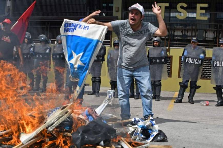 Una vez frente al TSE los protestantes quemaron afiches de con la fotografía del candidato nacionalista Juan Orlando Hernández.