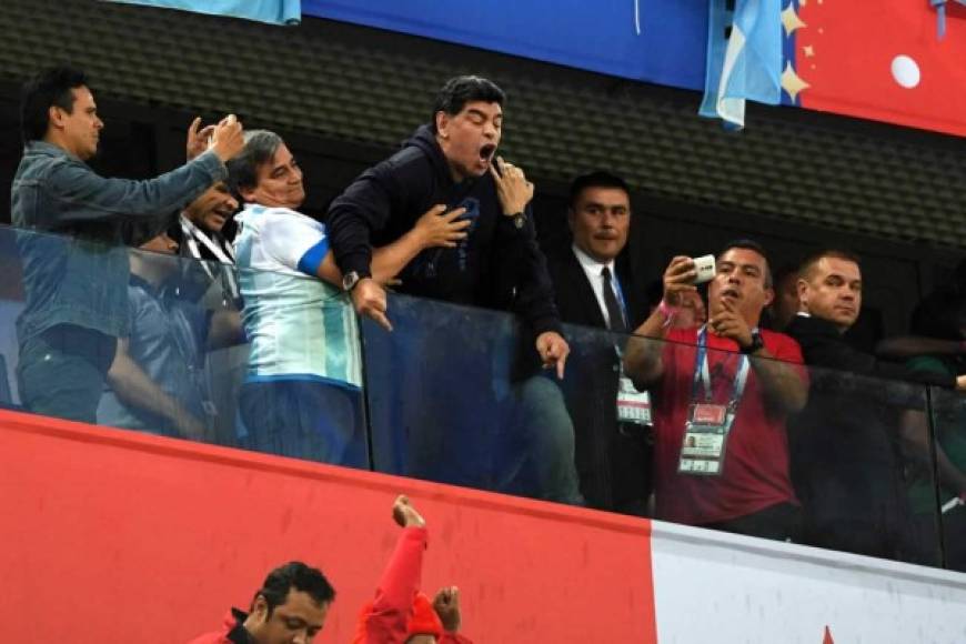 Maradona enloqueció con el gol de Marcos Rojo y dedicó gestos obscenos. Foto AFP