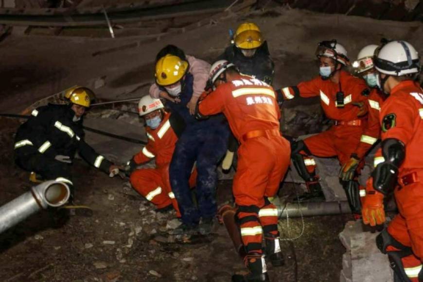 Las personas permanecían atrapadas bajo los escombros tras el desplome del hotel en la ciudad china de Quanzhou, que está localizado en el sureste de China.