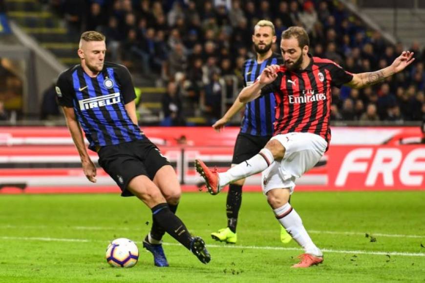 Gonzalo Higuaín no pudo salvar al Milan de la derrota contra el Inter.