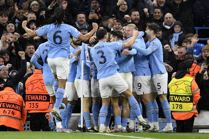 Los jugadores del Manchester City celebrando el primer gol del partido ante el RB Leipzig.