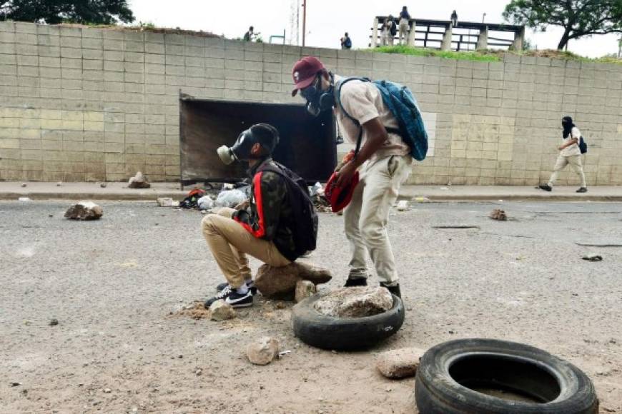 Un grupo de jóvenes encapuchados se tomaron la calle y los poliícas antimotines los desalojaron de la vía. AFP