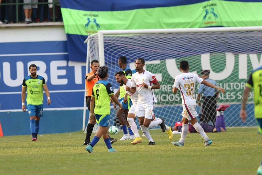 Jerry Bengtson festejando su gol para el empate 1-1 del Olimpia ante Olancho FC.