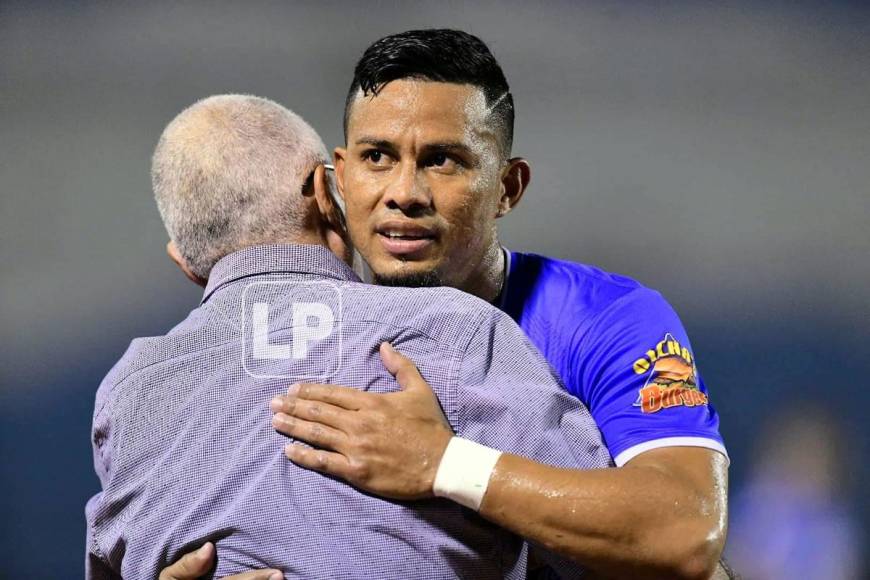 Marco Tulio Vega abrazando a Manuel Keosseián, entrenador del Marathón.