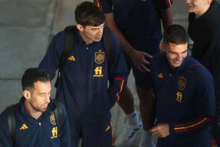 Algunos futbolistas se vieron más sonrientes que otros a la llegada de la selección española.