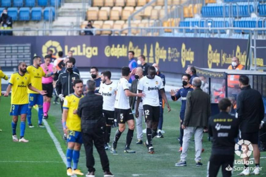 Jugadores del Cádiz intentaban detener la marcha de los jugadores del equipo valencianista.