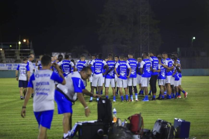 La selección catracha decidió ir a entrenar a Choloma para interactuar con la afición.