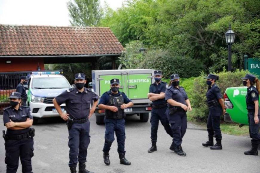 Para llegar a la casa donde estaba Maradona había que pasar por una rotonda o redoma, que puede ser fácilmente cerrada, como lo demostró la policía para controlar la llegada de fanáticos que querían darle su último adiós.