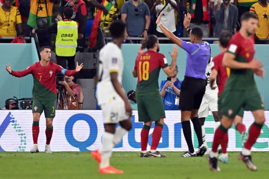 El enfado de Cristiano Ronaldo luego de que el árbitro le anulara un gol por una falta que cometió.