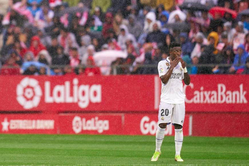 El futbolista brasileño expresó que no se siente cómodo jugando en el fútbol español por los insultos racistas que recibe en cada partido.