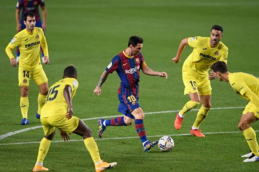 Messi entre un mar de piernas del Villarreal.