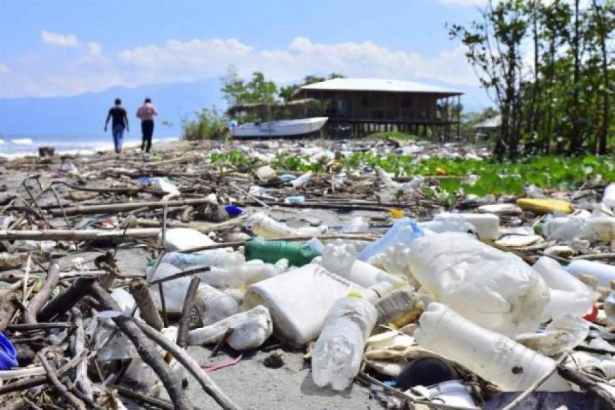 Según Fajardo, el río Motagua arrastra basura de unas 40 comunidades guatemaltecas y gran parte son plásticos de todo tipo, a lo que se suma abundante material médico del que se está utilizando por la pandemia.