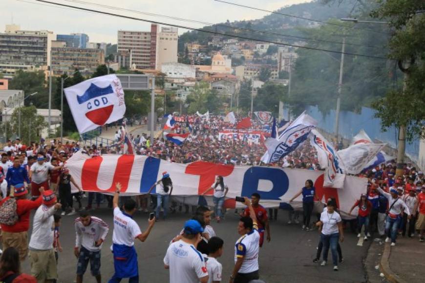 La Ultra Fiel, barra del Olimpia, armó su fiesta previo al inicio del partido.