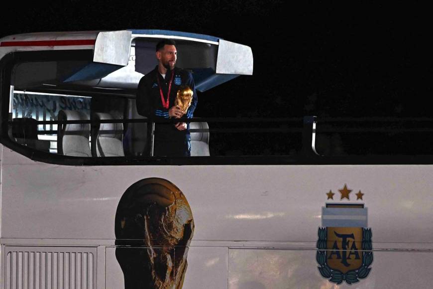 Lionel Messi se fue al fondo del autobús con la Copa del Mundo en sus manos.
