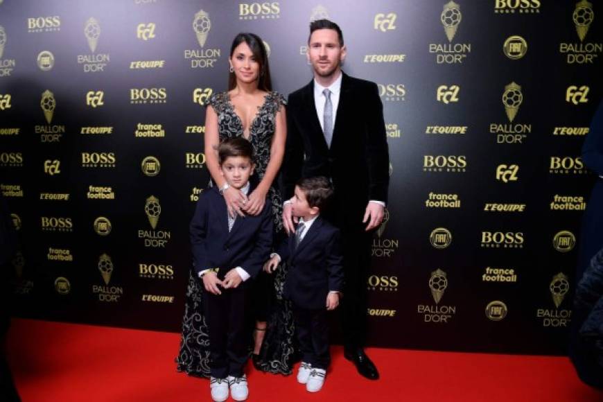 Messi apareció con su mujer, Antonela Rocuzzo, y sus dos hijos mayores, Thiago y Mateo Messi, todos ellos muy elegantes.