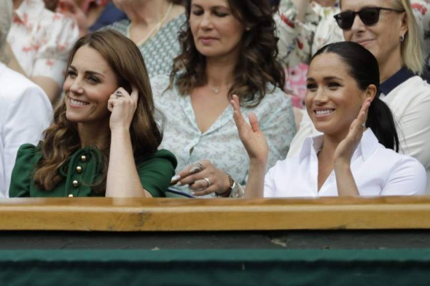 Desde el palco de honor, las dos miembros de la familia real británica siguieron atentamente el partido, en el que Simona Halep venció a la amiga íntima de Meghan Markle, Serena Williams.