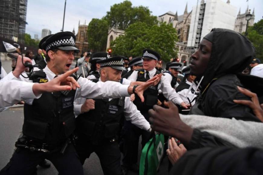 En Londres se registró una nueva protesta este miércoles que acabó con enfrentamientos entre la policía y decenas de manifestantes.