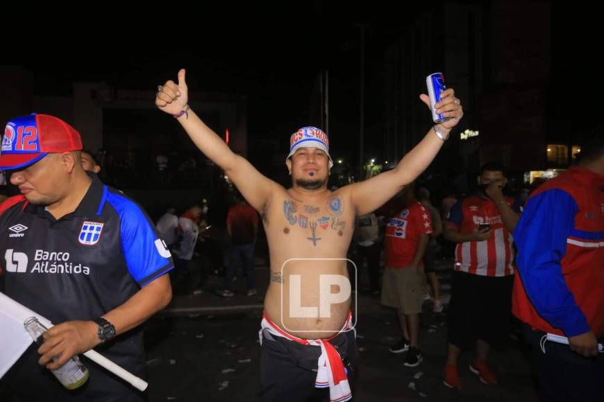 La afición del Olimpia celebró hasta la madrugada de 24 de diciembre en San Pedro Sula el tetracampeonato logrado por el equipo de Pedro Troglio tras ganar la Gran Final del Torneo Apertura 2021 al Real España.