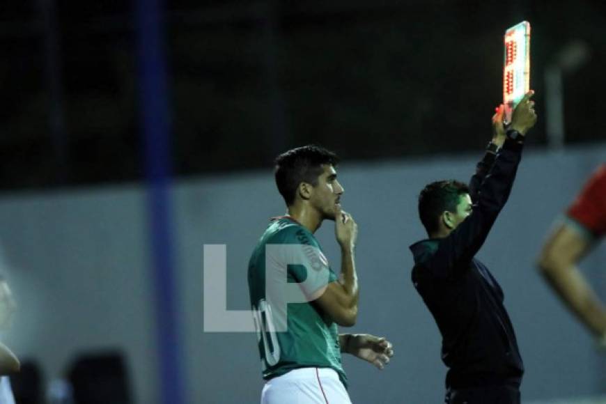 Bruno Volpi al ser anunciado para entrar a la cancha y debutar con la camiseta del Marathón.