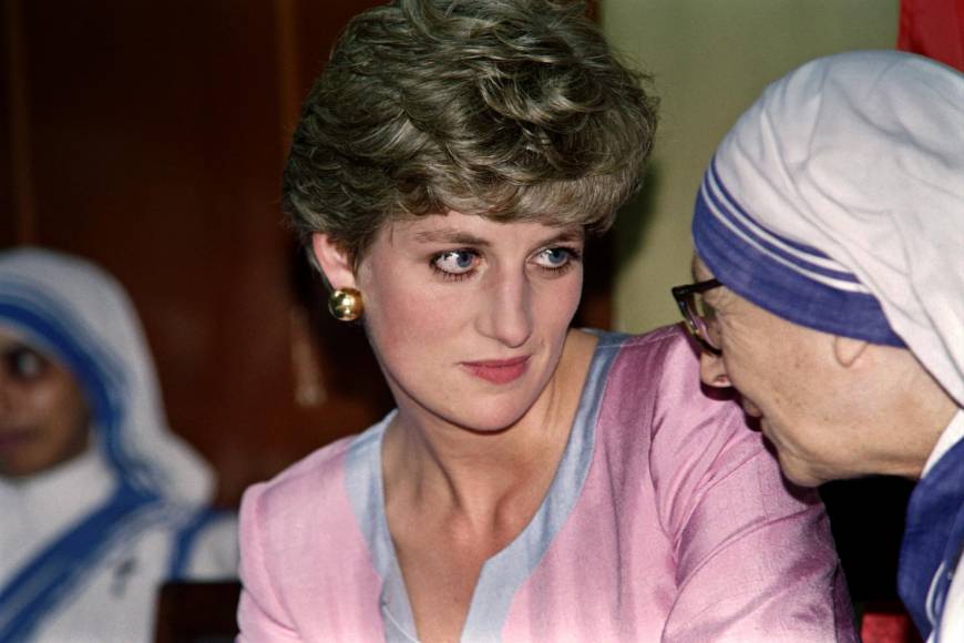 “No dejaron ninguna duda de que las sospechas de Diana eran correctas”, aseguró, pero subrayó que mientras ella “se enojaba” por los engaños de su marido, ocultaba el hecho de que había “disfrutado de una larga relación amorosa con el comandante James Hewitt de 1986 a 1991”, así como de una breve aventura en 1989 con su viejo amigo, James Gilbey.