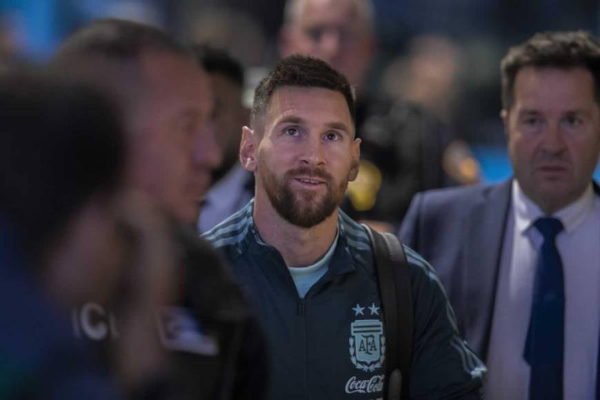 Messi llegó con nuevo look al estadio Red Bull Arena de Nueva Jersey. Leo pasó antes por la barbería.