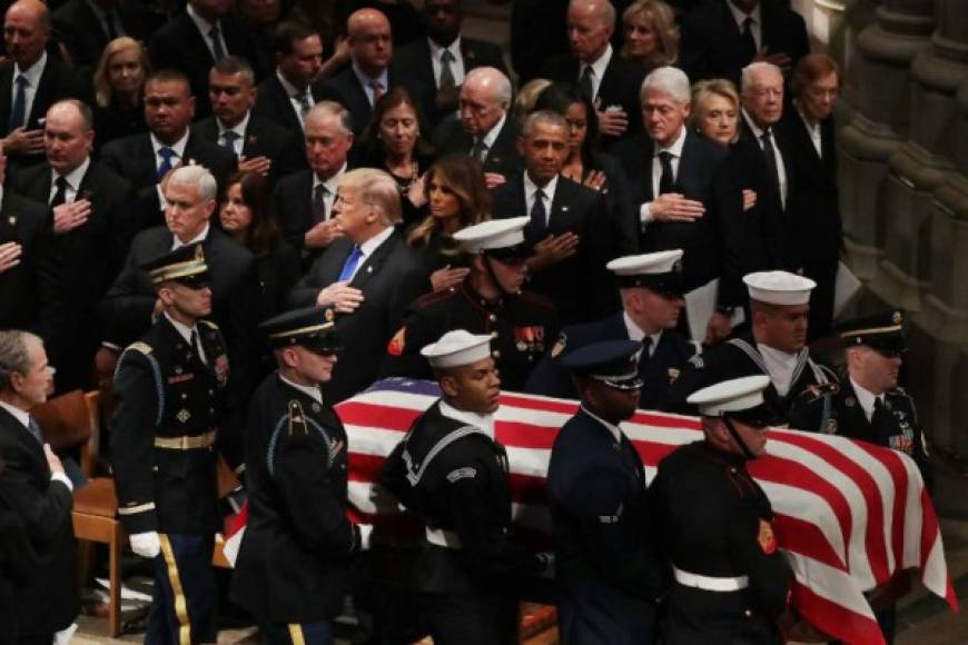 El féretro de Bush ingresó hacia el altar frente a la mirada de todos los asistentes, entre estos el presidente Trump, los Obama, los Clinton, y el expresidente Jimmy Carter.