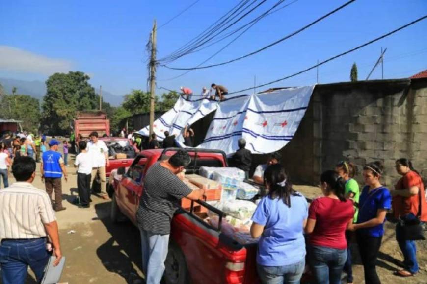 Fueron varios los vehículos que llevó el Club Rosario Sula cargados con provisiones para los damnificados.