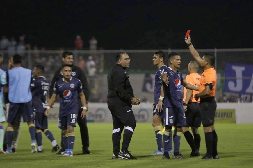 El árbitro Armando Castro fue protagonista del partido y mostró dos tarjetas rojas al Motagua.