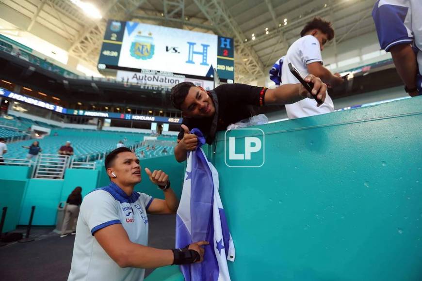 Denil Maldonado posó con aficionados catrachos para una selfie, previo al partido ante Argentina.