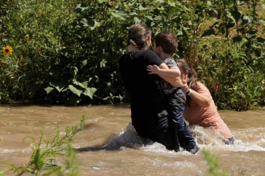 En mayo pasado un bebé de 10 meses murió en las embravecidas aguas dcuando su familia intentaba cruzarlo en una balsa de goma desde México para entrar en Estados Unidos.